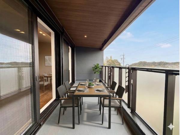 ワイドバルコニーで椅子や机も置けますね！（家具はイメージです。）