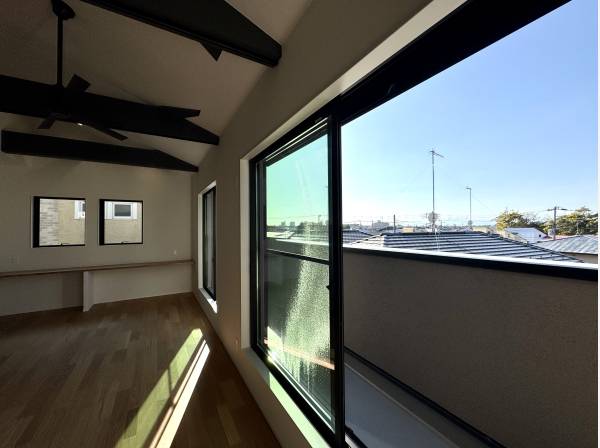 窓先は宅地が下がっているため抜け感があります