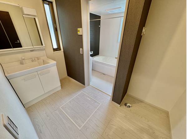 洗面室は広々としており、洗濯物を置くスペースもあります。