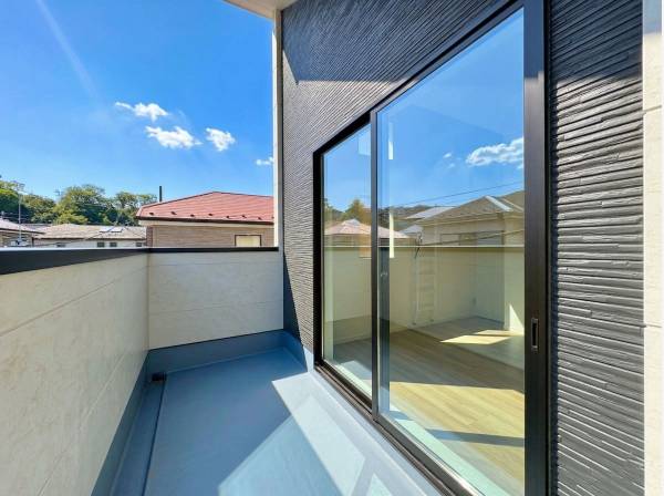 広いバルコニーは開放感があり陽光が差込む明るい空間