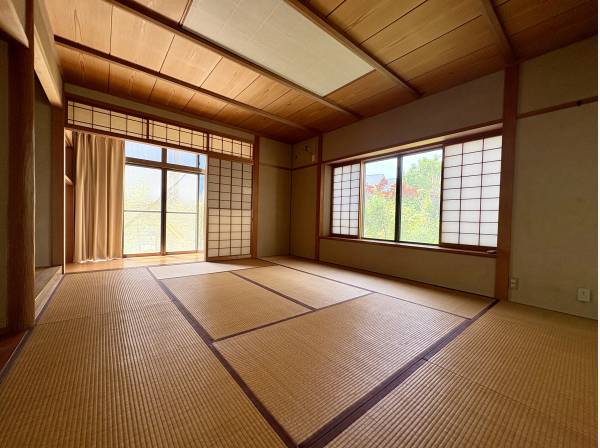 10帖の和室。床の間、仏間もあります。