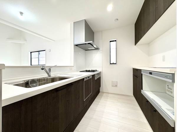 対面式システムキッチンはカップボード付きです。