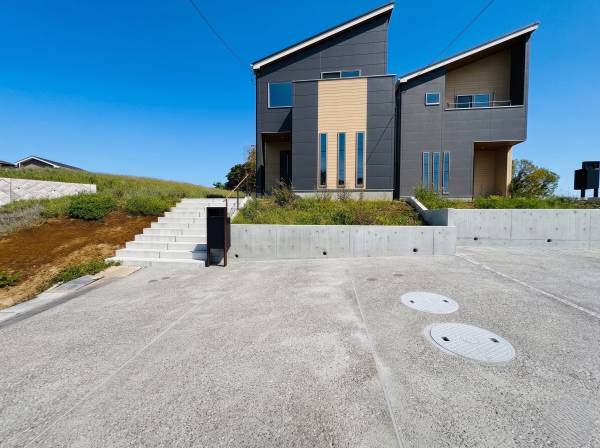 駐車場は広くて3台まで停めることができますよ！