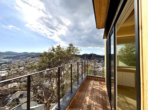 リビングから繋がるバルコニーからはご覧の開放感