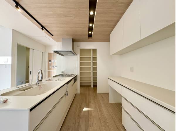 収納力が魅力のシステムキッチン