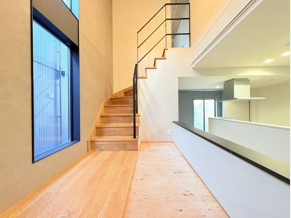 上部吹き抜けの開放感溢れる小上がりスペース