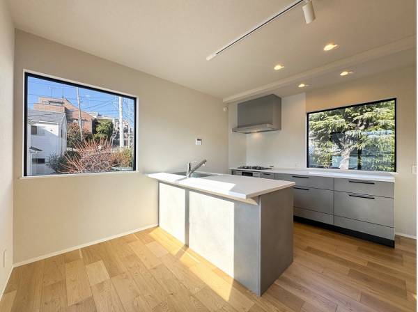 額縁のように切り取られた緑の景色が空間を彩ります