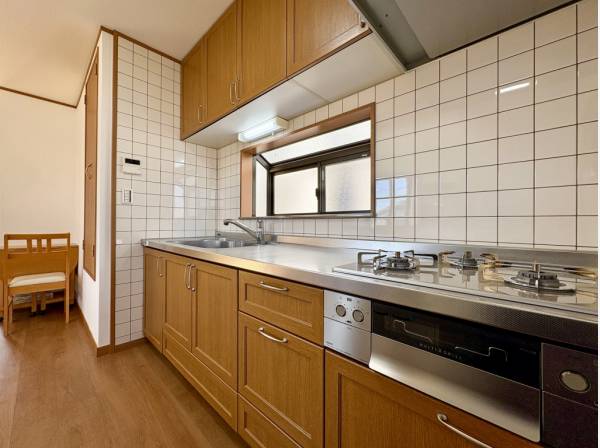 ウッディな扉とタイル壁がおしゃれなキッチンスペース