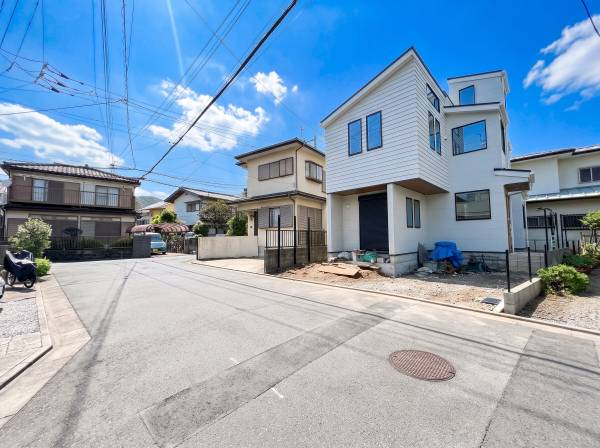 前面道路もゆとりがある広さがあり現地は開放的！