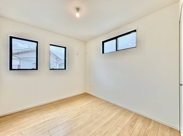 2面採光で陽光がお部屋の全体に届きます