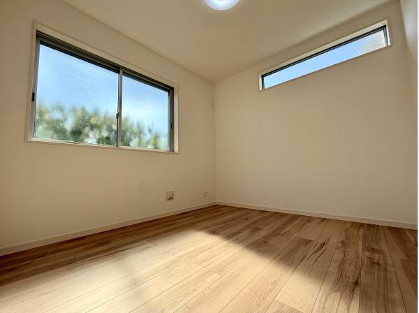 高窓を採用しており自然光が優しく射し込む明るい洋室空間です