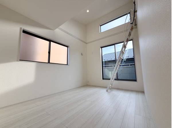 2階ロフト付き洋室
高窓から光が差し込み部屋全体が明るくなります