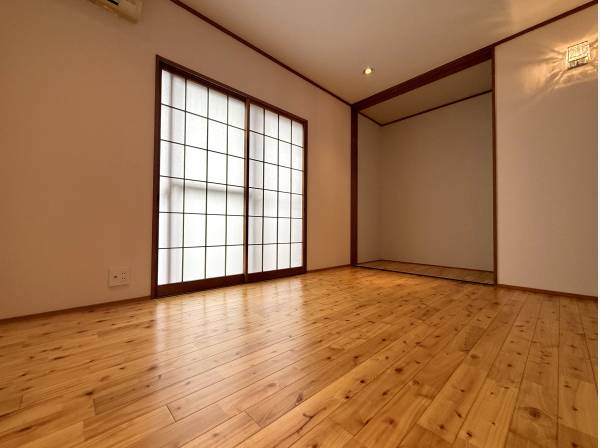 障子風の建具が和の趣を感じさせる洋室　無垢フローリングが心地よい空間