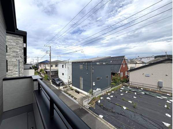 視界を遮る建物が少ないため、バルコニーからは広い空を見渡せます。