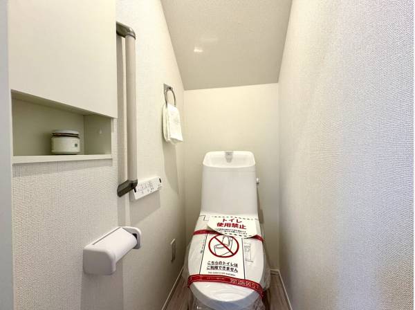 収納スペースを備えたトイレです。