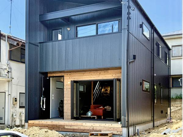 外壁にはガルバリウムを採用し、モダンな雰囲気を演出しています