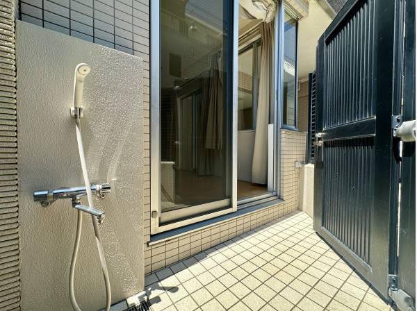 テラスには外シャワーも完備/海からそのままテラスにアクセス可能