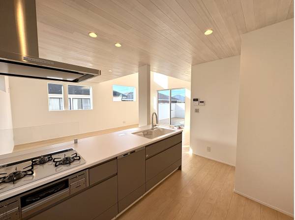 空間全体を見渡せる開放的なペニンシュラキッチン