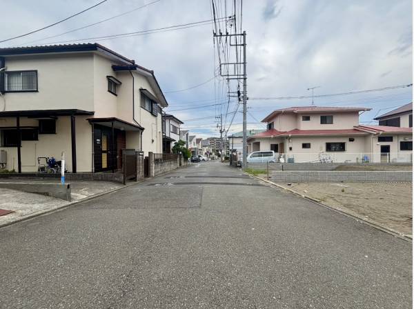 前面道路は約6.2mあって広々としています、