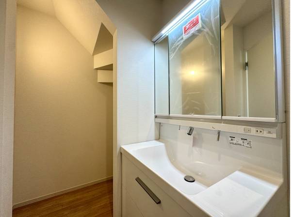 身支度がスムーズに整う三面鏡付き洗面化粧台。