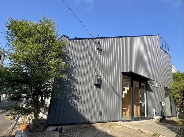 デザイン性の高い無機質な外観に豊かさを与える緑の植栽