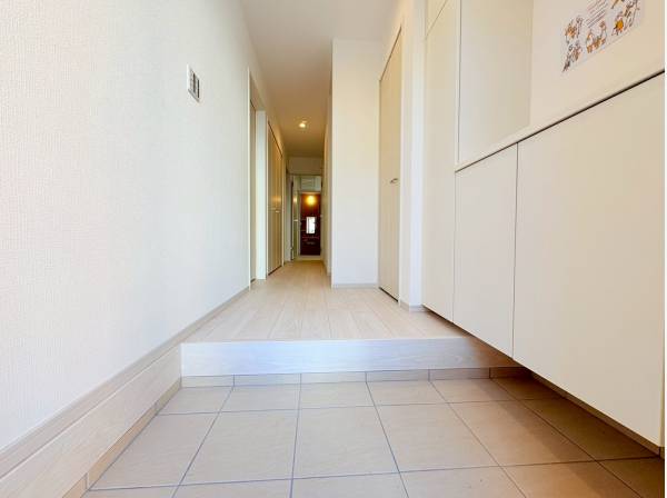 エントランスまでホワイト基調の洗練されたデザイン