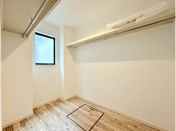 広々としたウォークインクローゼット