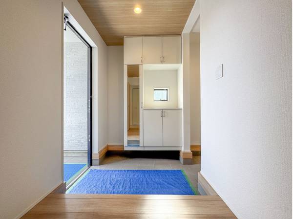 シームレスに繋がるSICがある開放的な玄関スペース