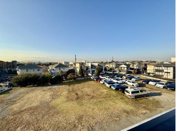 隣地は開放的なロケーション