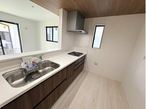 シックな木目調が高級感を演出する、広々カウンターの対面式キッチン