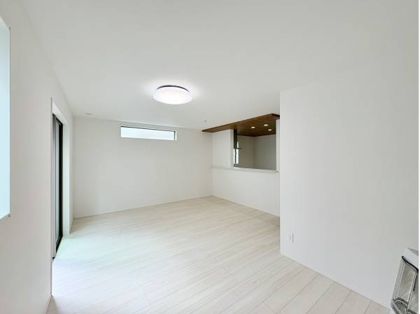 17帖のLDK。白の落ち着きある空間です