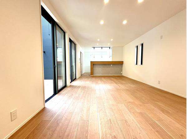 ウッドデッキに繋がる約20帖のLDK