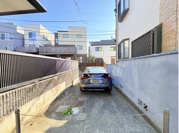 カースペースにはプリウスサイズで入ります。