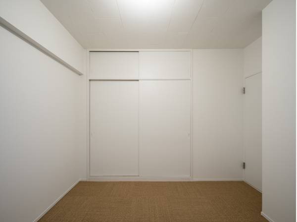 落ち着いた色調の居室。静かな環境でゆったりと。