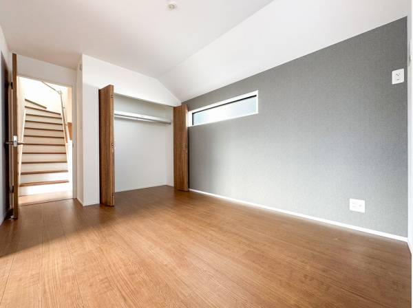 グレーのアクセントクロスがメリハリを与える2階の居室