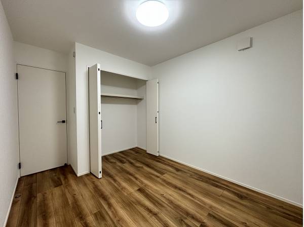 洋室です。各部屋に収納スペースもございます。