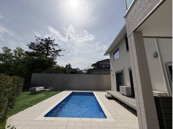 リビングからプールに出られます