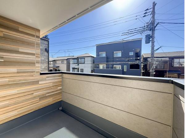 軒ありの南向きバルコニーは陽当たり良好