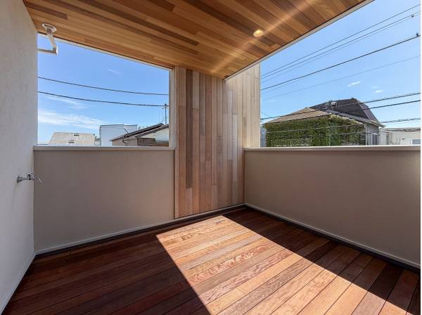 素足で歩きたくなるような木質感溢れるインナーバルコニー
