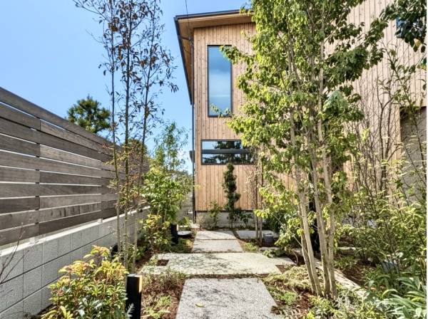 アプローチも細部までしっかりと創り込まれております