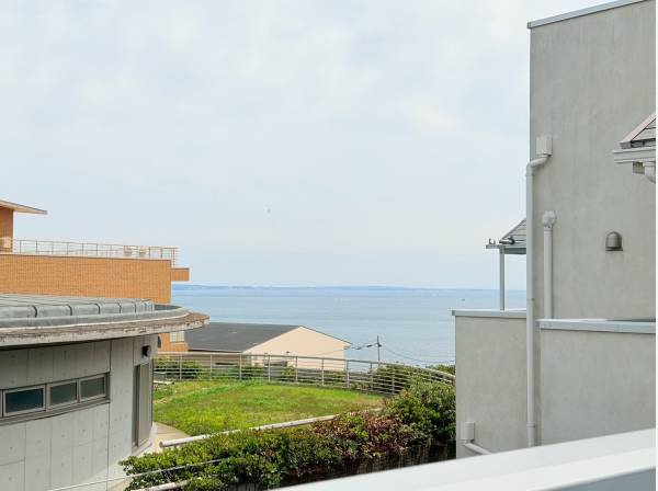 LDKからバルコニーへ出ると輝くオーシャンビューが！