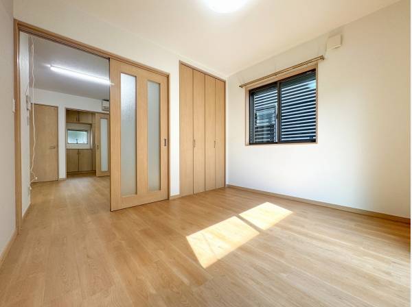 南東からのたっぷり注がれる陽光で満たされる洋室