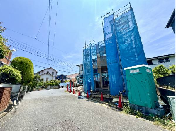 前面道路も広々で開放的