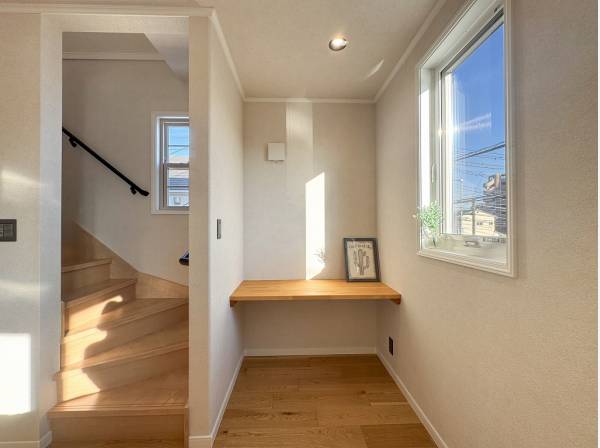 窓際のカウンタースペースは多目的な活用を愉しめそう