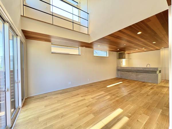LDKの天井は一部吹き抜けになっており、開放感溢れる空間を演出