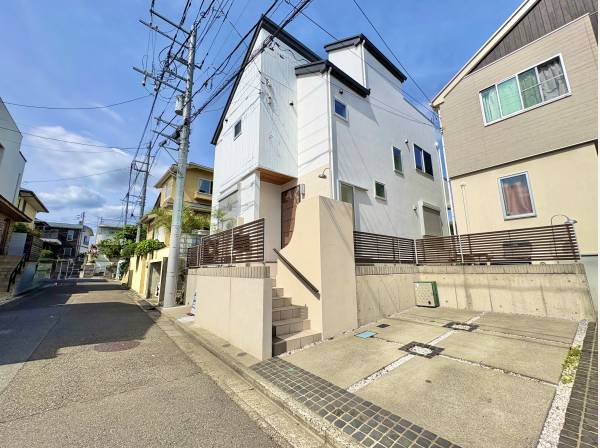 閑静な住宅地に馴染む落ち着いた色合いの外観