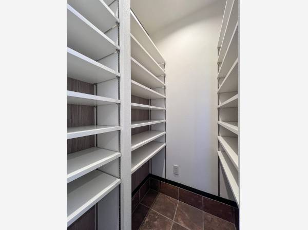 奥行きのあるSICは可動棚も豊富