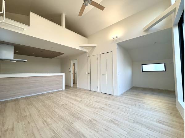 住まいに穏やかな流れをもたらす明るいくつろぎ空間