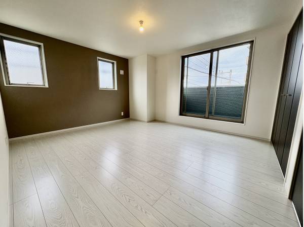 お洒落なアクセントクロスの寝室があります。