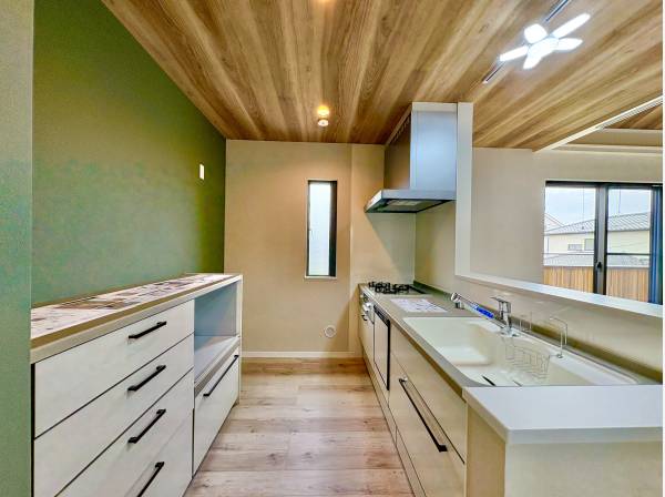 家族の繋がりを育むキッチン、まさに家の中心です